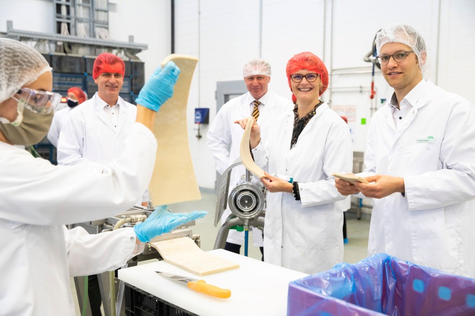 Anja Karliczek, Bundesministerin für Bildung und Forschung (2. v.r.) und der Osnabrücker Bundestagsabgeordnete Dr. André Berghegger (2. v.l.) überzeugen sich bei einem Besuch des DIL in Quakenbrück im Sommer 2020 selbst von den beeindruckenden Ergebnissen der IGF- und ZIM-Projekte, die ihnen von Juliette Rudzick (1. v.l.), Dr. Volker Heinz (3. v.l.) und Dr. Volker Lammers (1. v.r.) vom DIL präsentiert werden.