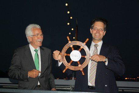 Dr. Jürgen Kohnke und Dr. Götz Kröner mit dem symbolischen Steuerrad des FEI.