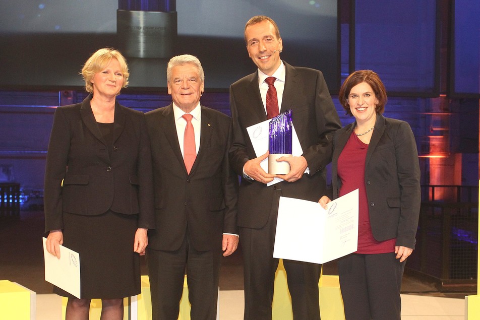 Katrin Petersen, Bundespräsident Joachim Gauck, Dr. Peter Eisner und Dr. Stephanie Mittermaier bei der Verleihung des Deutschen Zukunftspreises.