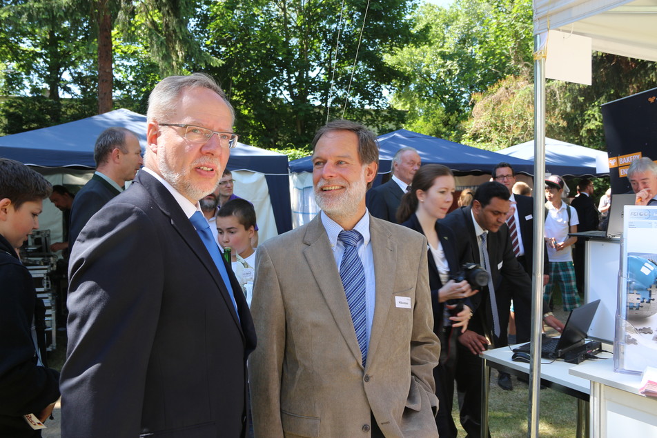 FEI-Geschäftsführer Dr. Volker Häusser (rechts) bedankt sich bei dem Geschäftsführer der AiF Projekt GmbH, Dr. Klaus-Rüdiger Sprung (links), für die außerordentlich gelungene Durchführung des Innovationstages Mittelstand 2015!