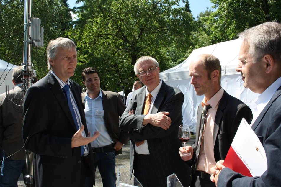 Projektleiter Prof. Ulrich Fischer (links) erläutert das Verfahren der Mikrooxygenierung von Rotweinen.