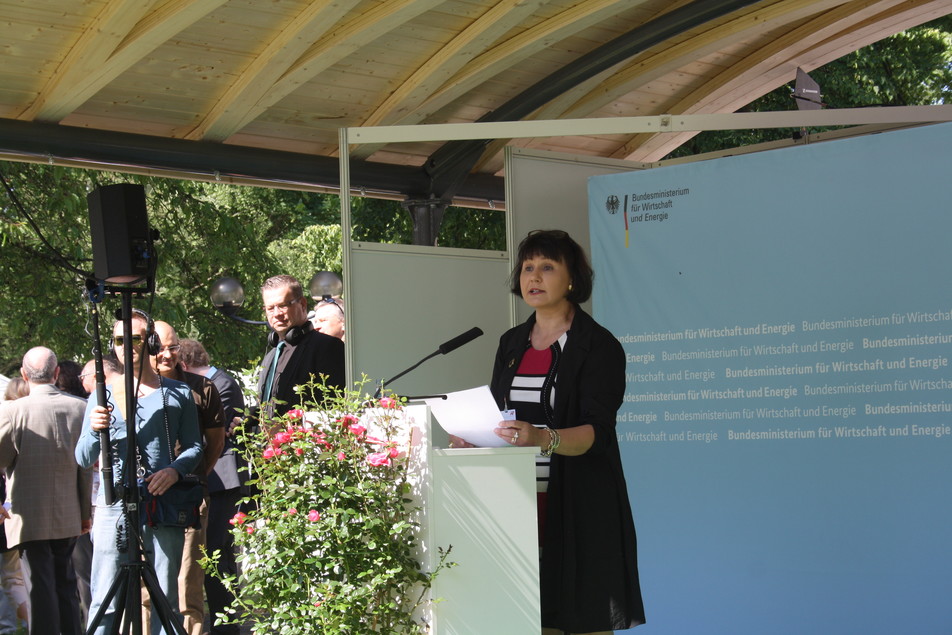 Bei strahlendem Sonnenschein eröffnet AiF-Präsidentin Yvonne Karmann-Proppert den 21. Innovationstag Mittelstand.