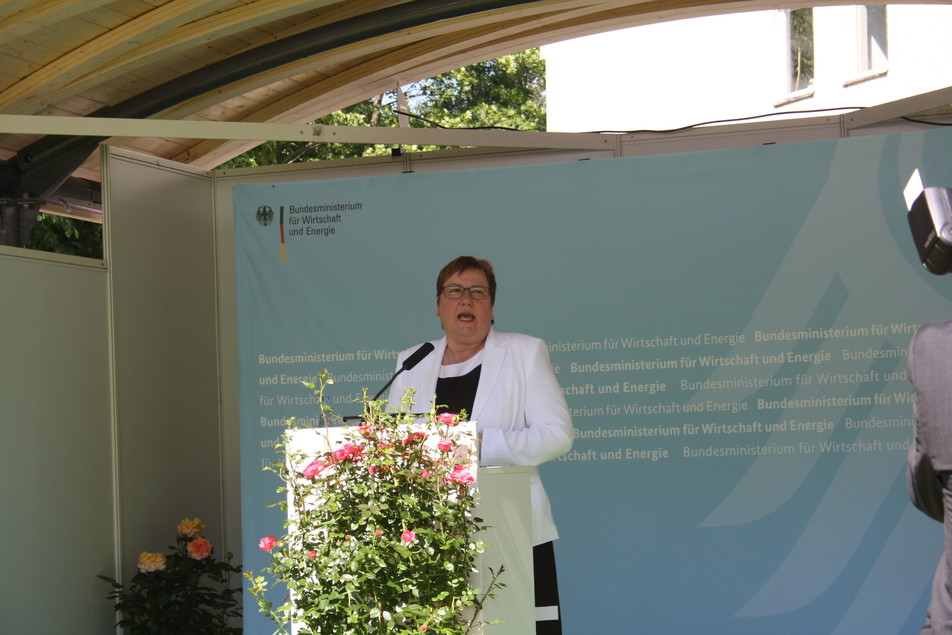 Iris Gleicke, Parlamentarische Staatssekretärin beim BMWi und Mittelstandsbeauftragte der Bundesregierung, sprach zunächst Grußworte an Aussteller und Publikum und verlieh später die ZIM-Preise 2014.