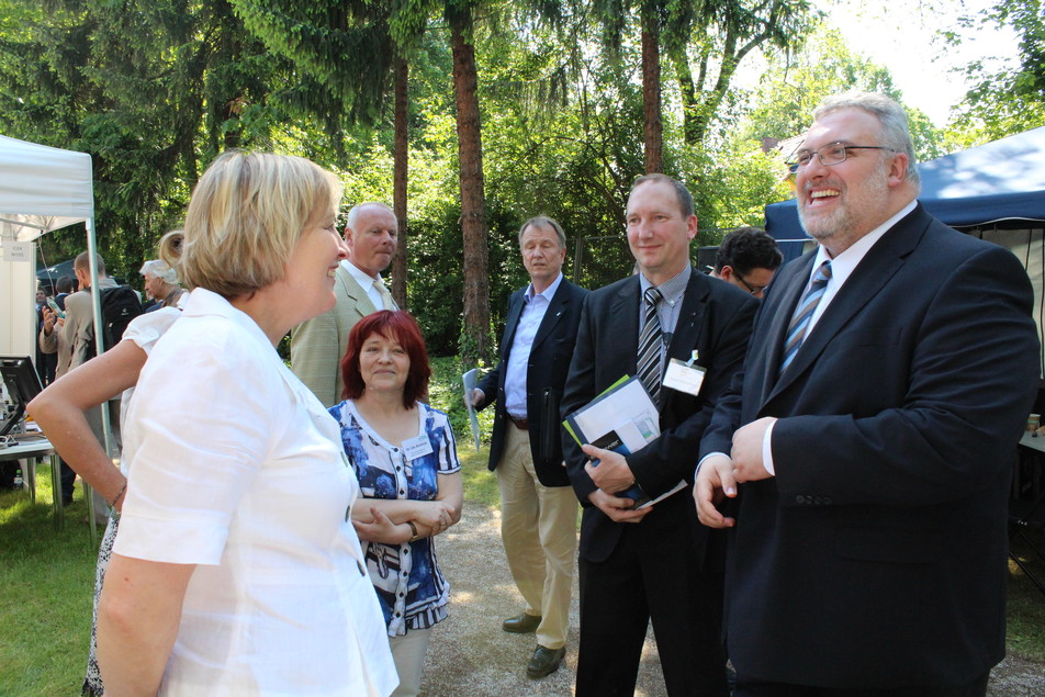 MdB Erich Irlstorfer (ganz rechts) freut sich über die vielen guten Eigenschaften der Gerste (links: Karin Dieckmann, Dieckmann GmbH & Co.; daneben Dr. Ute Bindrich, DIL).