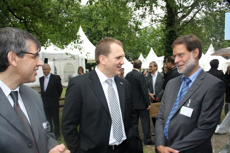 Die Ergebnisse von FEI-Projekten sind in der Industrie sehr gefragt: Das bestätigt Jürgen Herrmann von der KHS GmbH (Mitte) FEI-Geschäftsführer Dr. Volker Häusser (rechts). Links im Bild: Prof. Antonio Delgado (Uni Erlangen).