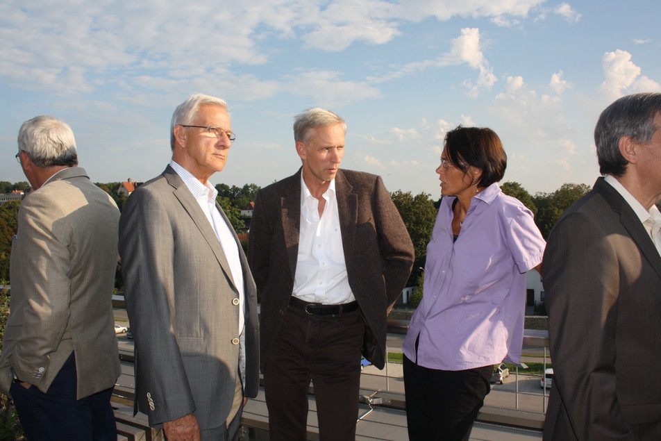 Genießen die Sonne nach der Vorstandssitzung: FEI-Vorstandsmitglieder Dipl.-Ing. Harald Jancke, Prof. Dr. Dr. Jörg Hinrichs und Prof. Dr. Heike Schuchmann.