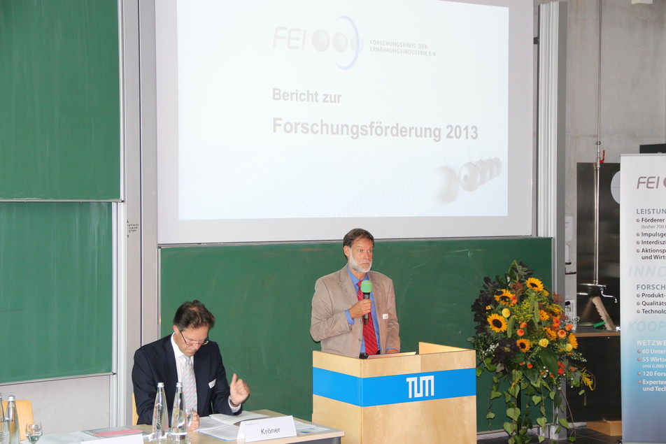 FEI-Geschäftsführer Dr. Volker Häusser weiß Gutes zu berichten auf der Mitgliederversammlung 2014.