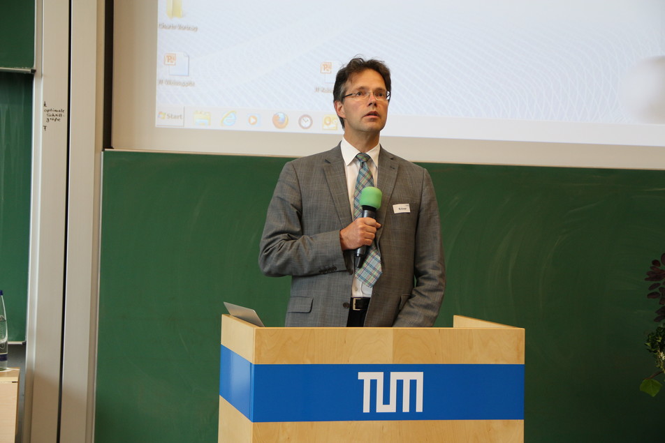 FEI-Vorsitzender Dr. Götz Kröner eröffnet die Vortragsveranstaltung.