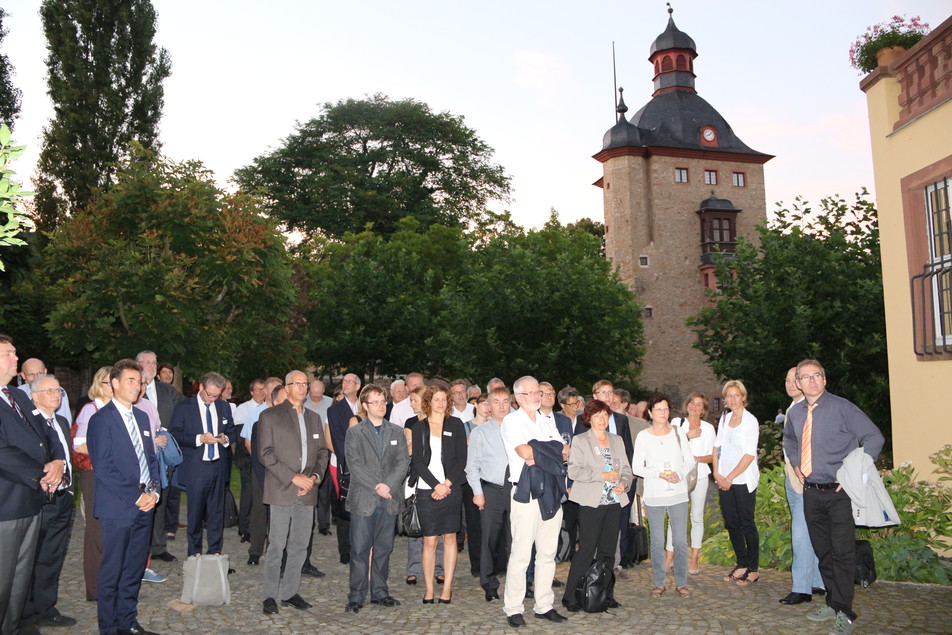 Während der Rede des FEI-Vorsitzenden: Die Zuhörer beim Abendempfang auf Schloss Vollrads.