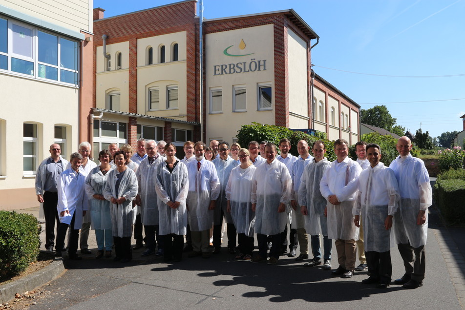 Ein guter Abschluss der FEI-Jahrestagung: Die Besichtigung der Erbslöh Geisenheim AG. Dr. Jürgen Meinl und Dr. Jürgen Fröhlich führen die Teilnehmer durch die Produktion.