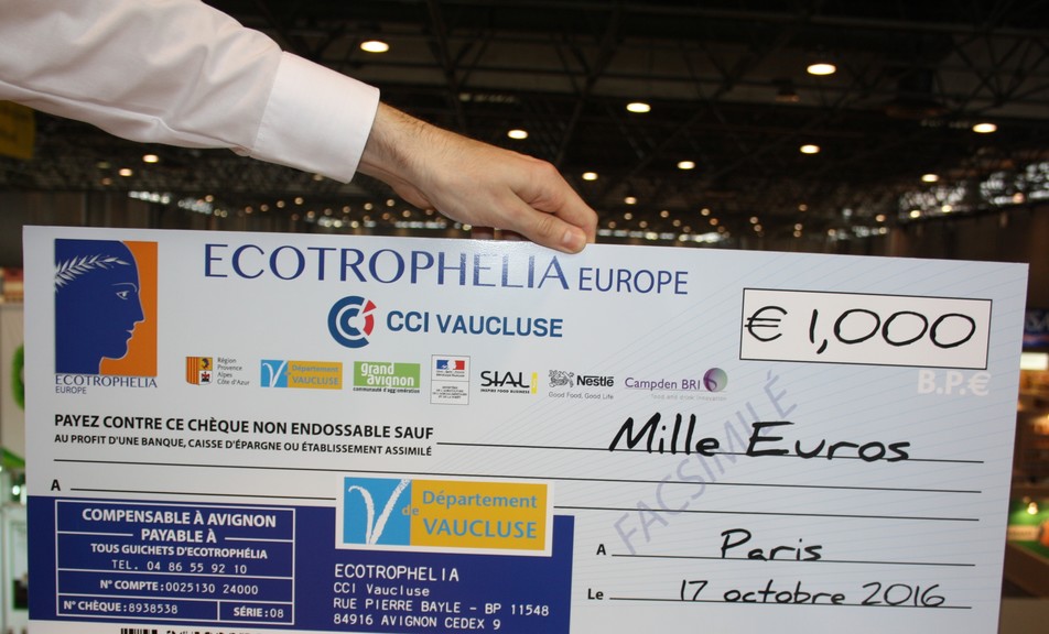 Ein großer Scheck für den Sonderpreis: Auch über das Preisgeld in Höhe von 1000 Euro freut sich das Team.
