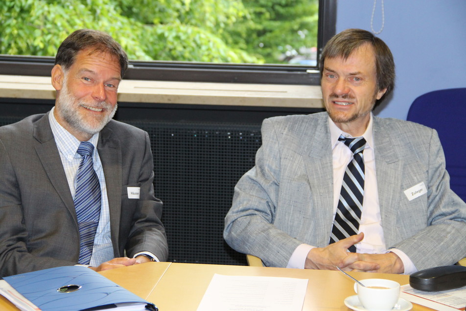 FEI-Geschäftsführer Dr. Volker Häusser im Gespräch mit MinR Thomas Zuleger vom BMWi.