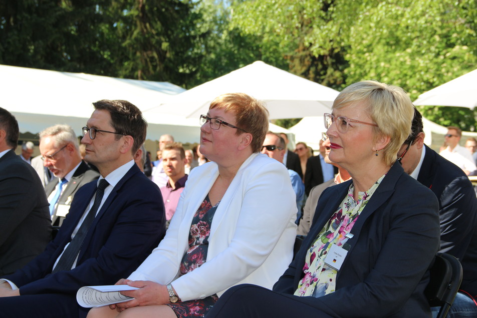 Während der Begrüßungsrede: BMWi-Abteilungsleiter MinDirig. Stefan Schnoor (Digital- und Innovationspolitik), BMWi-Staatssekretärin Iris Gleicke und MdB Andrea Wicklein.