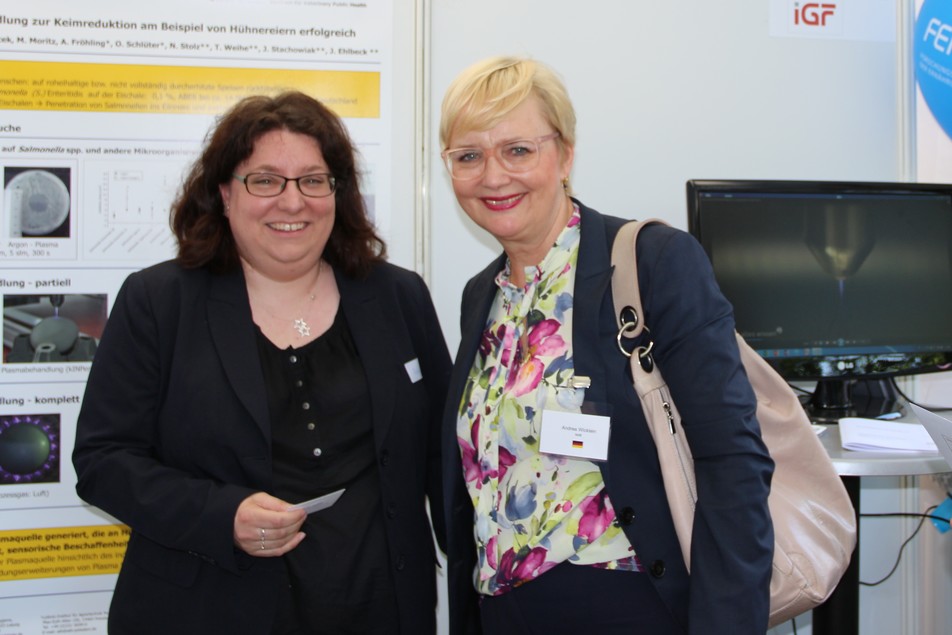 MdB Andrea Wicklein (rechts) informiert sich am FEI-Stand C19 über das Best-Practice-Projekt aus der IGF. Das übernimmt Dr. Antje Fröhling vom Leibniz-Institut für Agrartechnik und Bioökonomie (ATB) gern.
