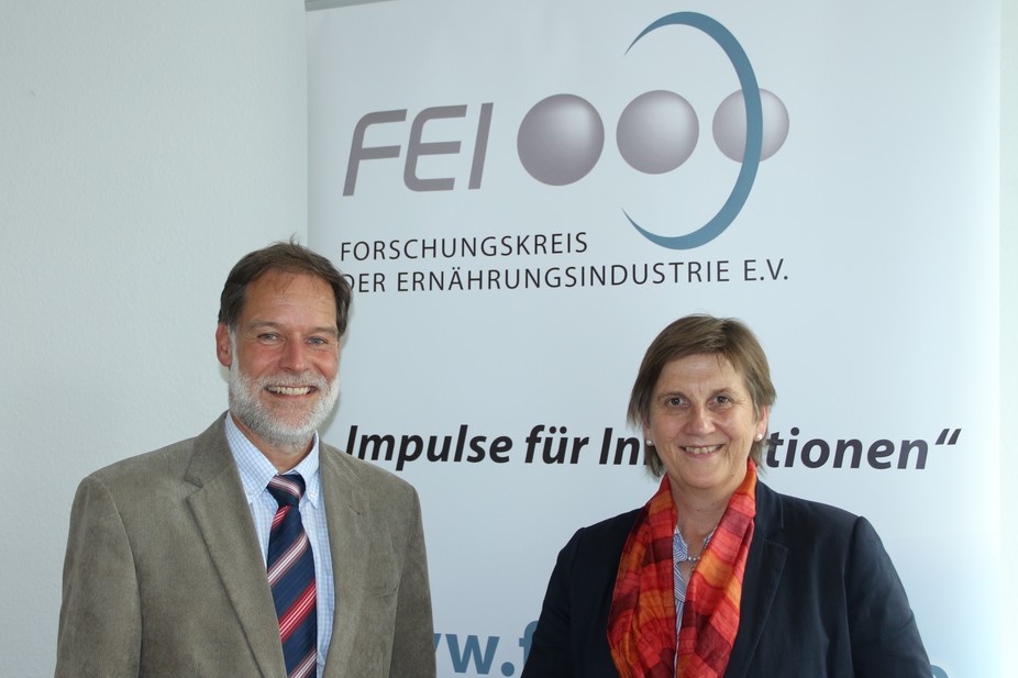 FEI-Geschäftsführer Dr. Volker Häusser im Gespräch mit der Bonner Bundestagsabgeordneten Dr. Claudia Lücking-Michel.