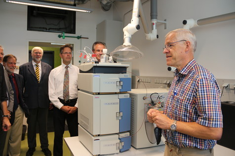 Institutsleiter Prof. Dr. Helmut Dietrich erläutert seinen Zuhörern, welche analytischen Verfahren im Institut für Weinanalytik und Getränkeforschung angewandt werden. Institutsleiter Prof. Dr. Helmut Dietrich erläutert seinen Zuhörern, welche analytischen Verfahren im Institut für Weinanalytik und Getränkeforschung angewandt werden.
