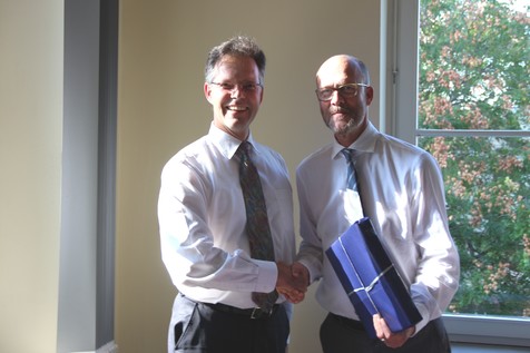 Dr. Götz Kröner bedankt sich herzlich bei Philipp Hengstenberg, der von 2012-2016 im Vorstand des FEI tätig war. Dr. Götz Kröner bedankt sich herzlich bei Philipp Hengstenberg, der von 2012-2016 im Vorstand des FEI tätig war.