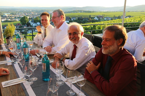 Abendessen des FEI-Vorstands in der Abendsonne auf Schloss Johannisberg: Dr. Götz Kröner, Dr. Mike Eberle, Prof. Dr. Hans-Ulrich Endreß und Dr. Volker Häusser. Abendessen des FEI-Vorstands in der Abendsonne auf Schloss Johannisberg: Dr. Götz Kröner, Dr. Mike Eberle, Prof. Dr. Hans-Ulrich Endreß und Dr. Volker Häusser.