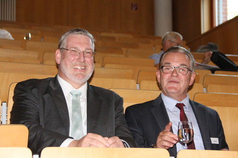 Freuen sich über ihre Wahl: Dr. Mike Eberle als neugewähltes Vorstandsmitglied und RA Werner Koch als neugewählter Vereinsrechnungsprüfer. Freuen sich über ihre Wahl: Dr. Mike Eberle als neugewähltes Vorstandsmitglied und RA Werner Koch als neugewählter Vereinsrechnungsprüfer.