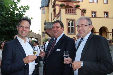 Der FEI-Vorsitzende Dr. Götz Kröner im Gespräch mit RA Armin Juncker (Verband Deutscher Großbäckereien e.V.) und Dr. Uwe Bretschneider (Wback GmbH). Der FEI-Vorsitzende Dr. Götz Kröner im Gespräch mit RA Armin Juncker (Verband Deutscher Großbäckereien e.V.) und Dr. Uwe Bretschneider (Wback GmbH).