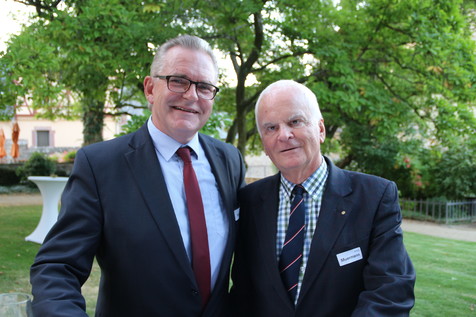 Der neugewählte und der bisherige Rechnungsprüfer: RA Werner Koch (BOGK e.V.) hat das Amt von Hanns-Erwin Muermann (vorm. DVAI e.V.) übernommen. Der neugewählte und der bisherige Rechnungsprüfer: RA Werner Koch (BOGK e.V.) hat das Amt von Hanns-Erwin Muermann (vorm. DVAI e.V.) übernommen.