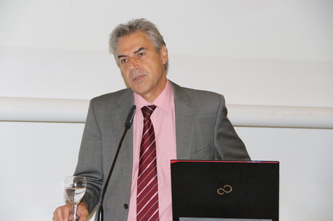 Prof. Dr. Hans Reiner Schultz, Präsident der Hochschule Geisenheim, begrüßt die Teilnehmer der FEI-Jahrestagung. Prof. Dr. Hans Reiner Schultz, Präsident der Hochschule Geisenheim, begrüßt die Teilnehmer der FEI-Jahrestagung.