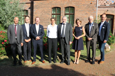 Der FEI-Vorsitzende sowie der Moderator und die Referenten der FEI-Jahrestagung: Prof. Dr. Herbert Schmidt, Dr. Götz Kröner, Prof. Dr. Markus Fischer, Prof. Dr. Heike P. Schuchmann, Prof. Dr. Dr. Peter Schieberle, Dr. Birgit Böhme, Prof. Dr. Helmut Dietrich und Prof. Dr. Martin Loessner. Der FEI-Vorsitzende sowie der Moderator und die Referenten der FEI-Jahrestagung: Prof. Dr. Herbert Schmidt, Dr. Götz Kröner, Prof. Dr. Markus Fischer, Prof. Dr. Heike P. Schuchmann, Prof. Dr. Dr. Peter Schieberle, Dr. Birgit Böhme, Prof. Dr. Helmut Dietrich und Prof. Dr. Martin Loessner.