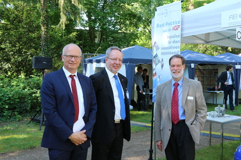 Die ersten Gäste am FEI-Stand: Dr. Stefan Haep, Institut für Energie- und Umwelttechnik (IUTA), Duisburg, und Dr. Klaus-Rüdiger Sprung, AiF-Projekt GmbH, Berlin. Die ersten Gäste am FEI-Stand: Dr. Stefan Haep, Institut für Energie- und Umwelttechnik (IUTA), Duisburg, und Dr. Klaus-Rüdiger Sprung, AiF-Projekt GmbH, Berlin.