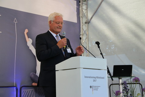 AiF-Vizepräsident Prof. Matthias Rehahn begrüßt die Gäste des Innovationstages 2017 auf dem Gartengelände der AiF-Projekt GmbH. AiF-Vizepräsident Prof. Matthias Rehahn begrüßt die Gäste des Innovationstages 2017 auf dem Gartengelände der AiF-Projekt GmbH.