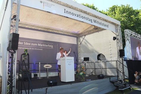 Die parlamentarische Staatssekretärin des BMWi und Mittelstandsbeauftragte Iris Gleicke eröffnet den diesjährigen Innovationstag Mittelstand. Die parlamentarische Staatssekretärin des BMWi und Mittelstandsbeauftragte Iris Gleicke eröffnet den diesjährigen Innovationstag Mittelstand.