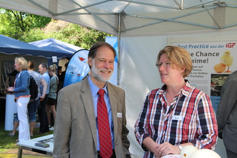 Gastgeber am FEI-Stand C19: Prof. Peggy Braun, Institut für Lebensmittelhygiene der Universität Leipzig, zusammen mit FEI-Geschäftsführer Dr. Volker Häusser. Gastgeber am FEI-Stand C19: Prof. Peggy Braun, Institut für Lebensmittelhygiene der Universität Leipzig, zusammen mit FEI-Geschäftsführer Dr. Volker Häusser.