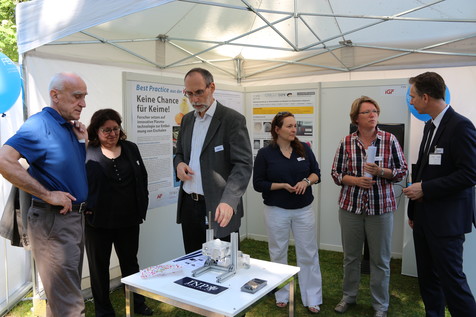 Dr. Jörg Ehlbeck, Leibniz-Institut für Plasmaforschung und Technologie (INP), Greiswald, erläutert die Versuchskammer. Dr. Jörg Ehlbeck, Leibniz-Institut für Plasmaforschung und Technologie (INP), Greiswald, erläutert die Versuchskammer.