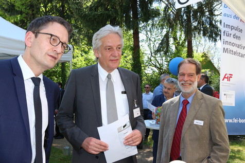 Zeigte großes Interesse an der Plasmatechnologie: MinDirig. Stefan Schnoor, BMWi-Abteilungsleiter Digital- und Innovationspolitik, zusammen mit AiF-Hauptgeschäftsführer Dr. Thomas Kathöfer und FEI-Geschäftsführer Dr. Volker Häusser. Zeigte großes Interesse an der Plasmatechnologie: MinDirig. Stefan Schnoor, BMWi-Abteilungsleiter Digital- und Innovationspolitik, zusammen mit AiF-Hauptgeschäftsführer Dr. Thomas Kathöfer und FEI-Geschäftsführer Dr. Volker Häusser.