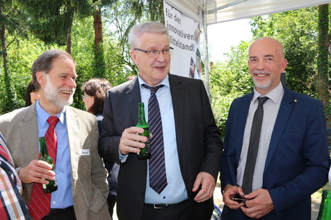 FEI-Geschäftsführer Dr. Volker Häusser begrüßt die neuen Mitglieder des AiF-Wirtschaftsrats, Karl-Heinz Kumpf, Kumpf Schweißtechnik, Lennestadt, und Robert Heggemann, Heggemann AG, Büren, am FEI-Stand. FEI-Geschäftsführer Dr. Volker Häusser begrüßt die neuen Mitglieder des AiF-Wirtschaftsrats, Karl-Heinz Kumpf, Kumpf Schweißtechnik, Lennestadt, und Robert Heggemann, Heggemann AG, Büren, am FEI-Stand.