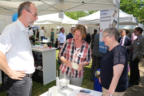Dr. Barbara Barunke von der AiF (rechts) lässt sich vom Plasma-Experten Dr. Jörg Ehlbeck vom Leibniz-Institut für Plasmaforschung und Technologie (INP) in Greifswald und Prof. Peggy Braun von der Universität Leipzig das Verfahren genau erklären. Dr. Barbara Barunke von der AiF (rechts) lässt sich vom Plasma-Experten Dr. Jörg Ehlbeck vom Leibniz-Institut für Plasmaforschung und Technologie (INP) in Greifswald und Prof. Peggy Braun von der Universität Leipzig das Verfahren genau erklären.