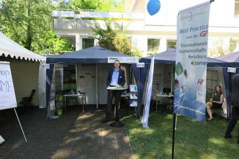 Mikroalgen-Experte Dr. Michael Sandmann vom Institut für Lebensmittel- und Umweltforschung (ILU) konnte am Stand B15 des FEI die Fragen zu dem CORNET-Projekt zur Mikroalgenprozessierung beantworten. Mikroalgen-Experte Dr. Michael Sandmann vom Institut für Lebensmittel- und Umweltforschung (ILU) konnte am Stand B15 des FEI die Fragen zu dem CORNET-Projekt zur Mikroalgenprozessierung beantworten.