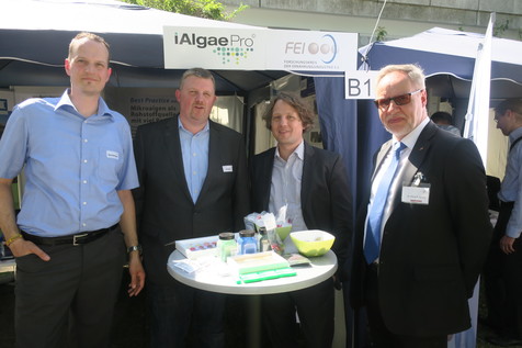 Erfolgreiche Präsentation eines erfolgreichen deutsch-belgischen CORNET-Projekts: ILU-Projektleiter Dr. Michael Sandmann, Claus Decker, Produktentwickler der ADM WILD Europe GmbH & Co. KG in Berlin, Christian Rickerts, Staatssekretär der Berliner Senatsverwaltung für Wirtschaft, Energie und Betriebe und Dr. Klaus-Rüdiger Sprung, Geschäftsführer der AiF Projekt GmbH. Erfolgreiche Präsentation eines erfolgreichen deutsch-belgischen CORNET-Projekts: ILU-Projektleiter Dr. Michael Sandmann, Claus Decker, Produktentwickler der ADM WILD Europe GmbH & Co. KG in Berlin, Christian Rickerts, Staatssekretär der Berliner Senatsverwaltung für Wirtschaft, Energie und Betriebe und Dr. Klaus-Rüdiger Sprung, Geschäftsführer der AiF Projekt GmbH.