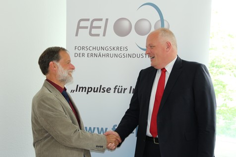 FEI-Geschäftsführer Dr. Volker Häusser begrüßt Ulrich Kelber, Bundestagsabgeordneter in Bonn, in der FEI-Geschäftsstelle.