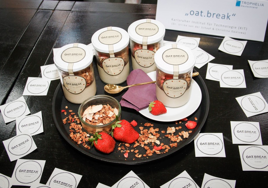 Das Ready-to-eat-Frühstück "oat.break" besteht aus fermentierter, mit Apfelfasern angedickter Hafercreme und saisonalem Früchtemüsli.