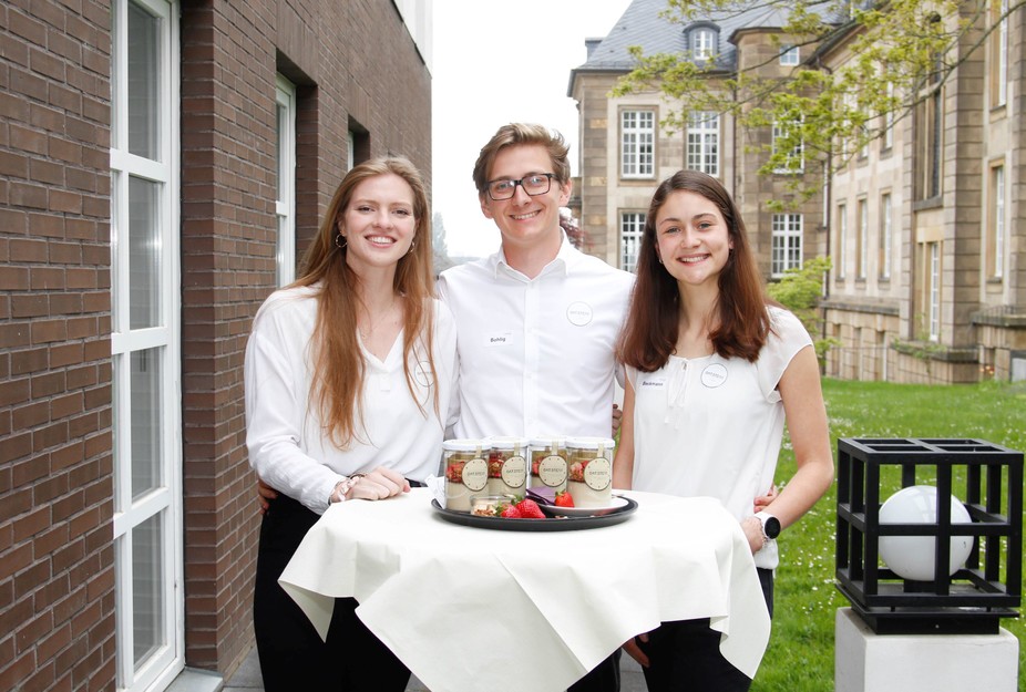 "oat.break" wird stellvertretend für das gesamte Team präsentiert von Katharina Jonas, Timo Bohlig und Nadine Beckmann (v.l.n.r.).