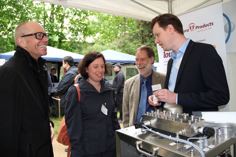 Premiere am Stand des FEI für ORR´in Wanda Werner, die im BMWi für Industrielle Gemeinschaftsforschung zuständig ist. Links: AiF-Geschäftsführer Dr. Burkhard Schmidt. Rechts: FEI-Geschäftsführer Dr. Volker Häusser und Christian Schmidt, Doktorand an der Universität Hohenheim.