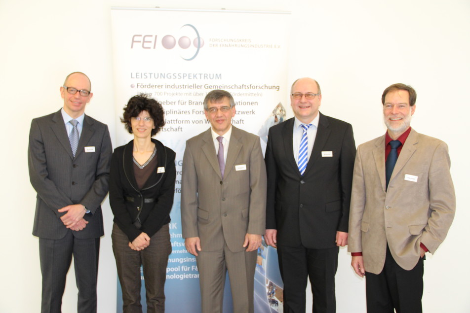 Förderer, Forscher und Anwender: Dr. Burkhard Schmidt (AiF), Dr. Patricia Schmitz-Möller (DFG), Prof. Dr. Antonio Delgado (Universität Erlangen-Nürnberg), Frank Schmidt (BANSS GmbH) und Dr. Volker Häusser (FEI).