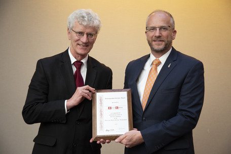 Der Preisträger Prof. Dr. Ulrich Kulozik und ADSA-Präsident Prof. Dr. Geoffrey E. Dahl.