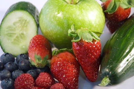Im Rahmen des Projekts werden Äpfel, Blaubeeren, Erdbeeren und Himbeeren sowie Gurken mit Wasserstoffperoxid-Dämpfen behandelt.