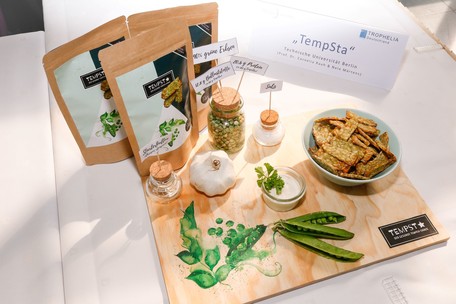 Proteinreich, knusprig-lecker und zu 90 Prozent aus regional angebauten Erbsen: Das ist der Tempeh-Kräcker "TempSta", mit dem die Berliner Studentinnen bei TROPHELIA Deutschland Platz 1 und bei ECOTROPHELIA Europe Platz 3 gewonnen haben.