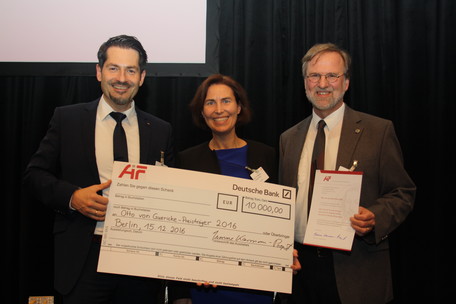 Freuen sich sehr über den Gewinn des OvG-Preises 2016: Prof. Dr. Thomas Hofmann (TU München), Prof. Dr. Monika Ehling-Schulz (Vetmeduni Vienna) und Prof. Dr. Siegfried Scherer (TU München).