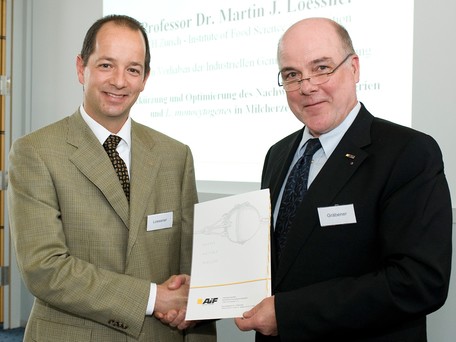 Dr. Thomas Gräbener (re.), AiF-Präsident, überreicht Prof. Dr. Martin Loessner (li.) die Urkunde zum Otto-von-Guericke-Preis 2008 