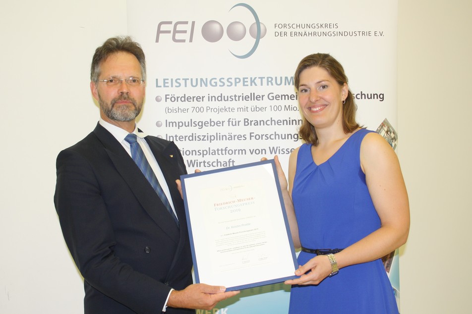 Ausgezeichnet für ihre herausragende Dissertation: Dr. Kristin Protte. Der FEI-Vorsitzende Dr. Götz Kröner (links) überreicht ihr die Urkunde.
