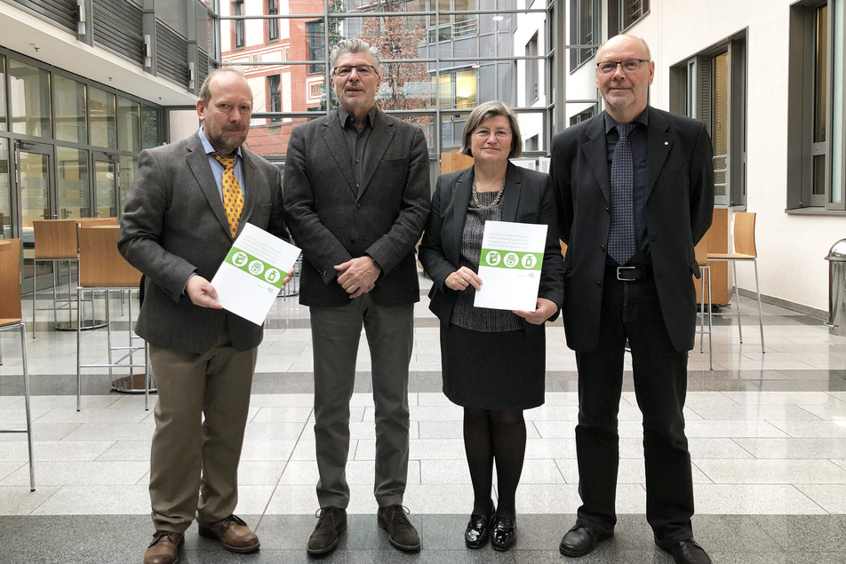 Stellen die Technische Leitlinie in Berlin vor: Ludwig Gruber (Fraunhofer-IVV, Freising), Prof. Dr. Reinhard Matissek (LCI, Köln), Dr. Sieglinde Stähle (BLL, Berlin) und Dr. Roland Franz (Fraunhofer-IVV, Freising).