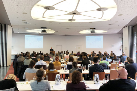 Blick ins Auditorium: Gut besucht ist die Abschlussveranstaltung des FEI-Projekts zur Minimierung der Migration von Mineralölkomponenten in Lebensmittel.